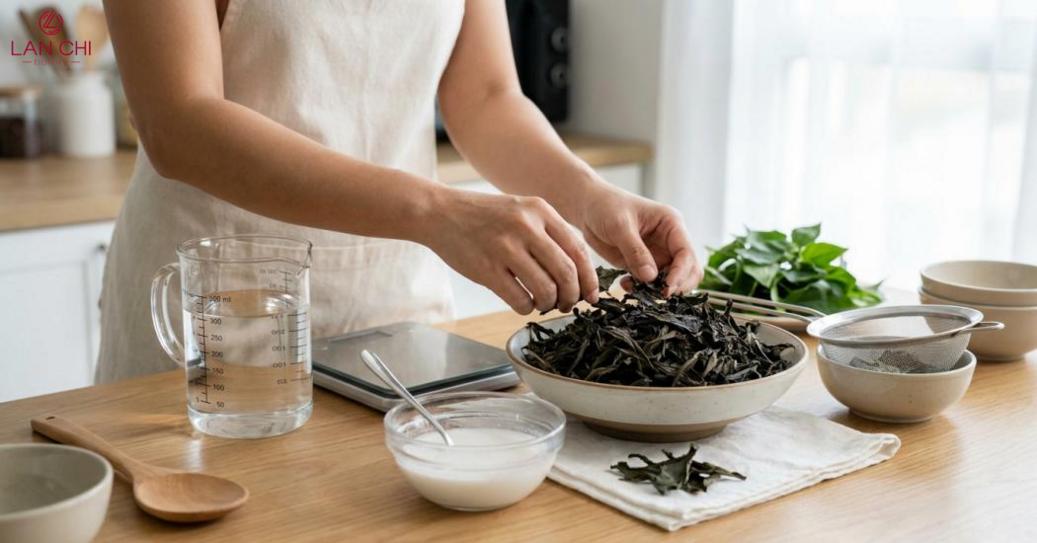 Trước khi nấu thạch đen, cần chọn và sơ chế lá sương sáo sạch, khô đều, không mốc để nước cốt đậm và thạch không bị tách nước. Trước khi nấu thạch đen, cần chọn và sơ chế lá sương sáo sạch, khô đều, không mốc để nước cốt đậm và thạch không bị tách nước.