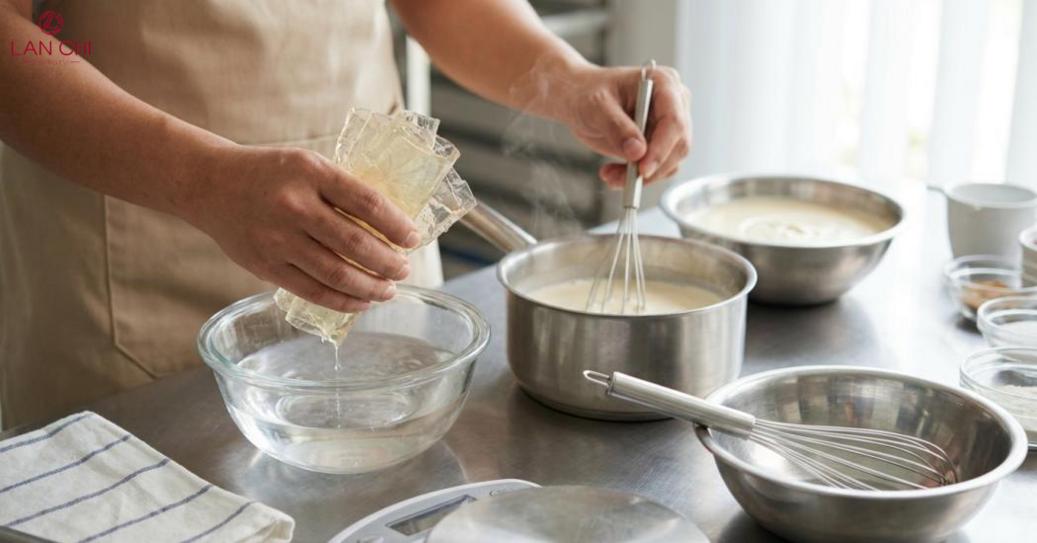 Dù biết chỗ mua, bánh vẫn dễ hỏng nếu dùng gelatin sai cách; hãy làm đúng hai bước để bánh đông chuẩn.